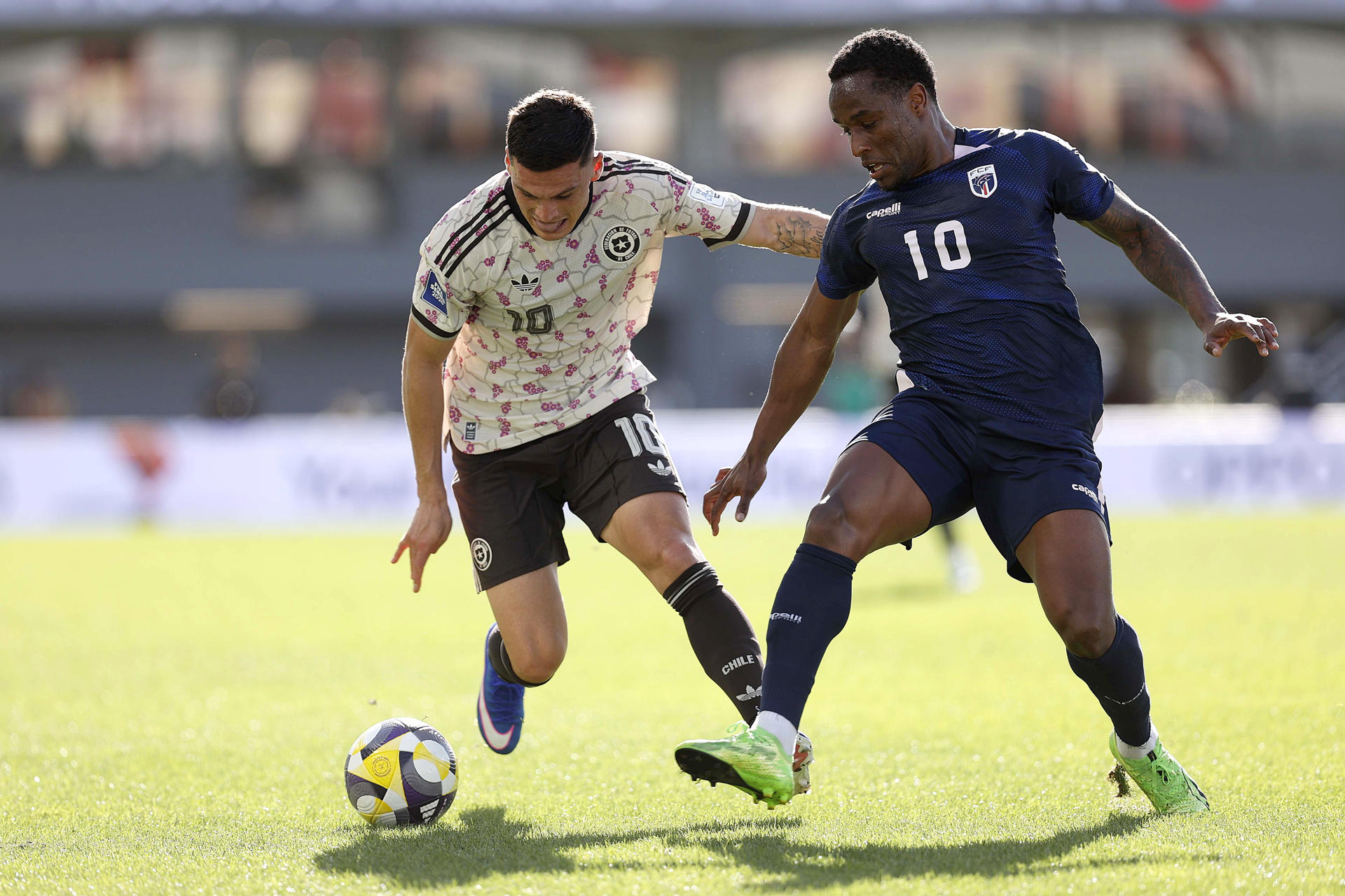 Fotografía cedida por la Federación de Fútbol de Chile, del chileno Lucas Cepeda (i) disputando el balón con Jovane Cabral (d), de Cabo Verde, en un partido amistoso. EFE/ Federación de Fútbol de Chile