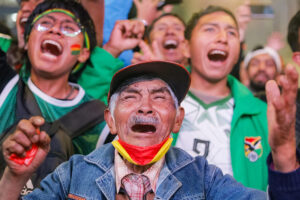 Centenas de aficionados salieron a las calles de La Paz este jueves para celebrar la victoria de remontada por 1-2 de la Verde sobre Surinam en busca de un cupo en el Mundial. EFE/ Gabriel Márquez.