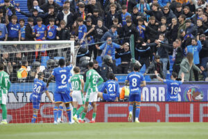 Altercados en las gradas durante el partido de LaLiga entre el Getafe y el Betis, este domingo en el Coliseo. EFE/ Zipi