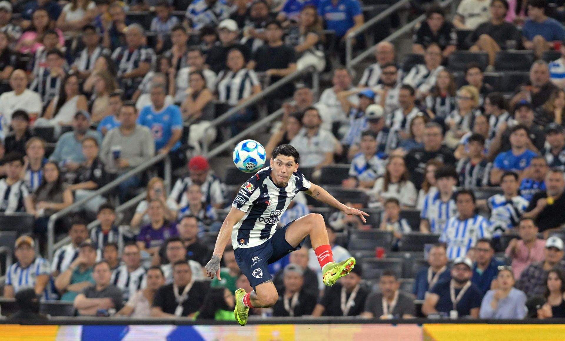 Gerardo Arteaga de Monterrey controla un balón este sábado, en un partido de la Liga MX entre Monterrey y Cruz Azul, en el estadio BBVA en Guadalupe (México). EFE/Miguel Sierra