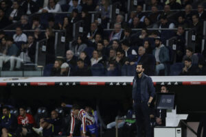 El entrenador del Real Madrid, Álvaro Arbeloa, durante el partido de la jornada 29 de LaLiga que Real Madrid y Atlético de Madrid han disputado este domingo en el estadio Santiago Bernabéu. EFE/Juanjo Martín
