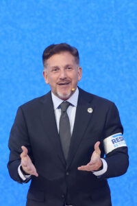 El presidente de la Conmebol, Alejandro Domínguez, habla durante el sorteo de las fases de grupos de las copas Libertadores y Sudamericana 2026, este jueves en Luque (Paraguay). EFE/ Juan Pablo Pino