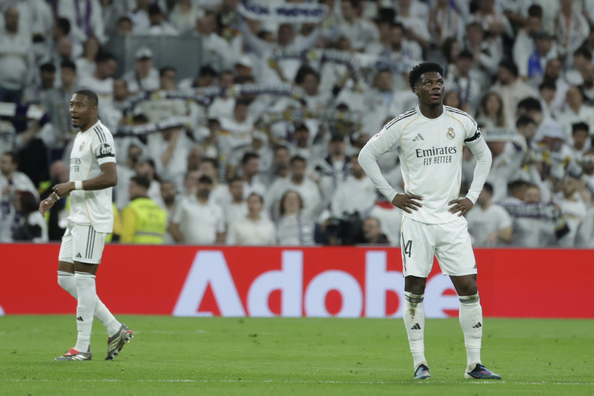El centrocampista francés del Real Madrid, Aurélien Tchouaméni, tras encajar el primer gol durante el encuentro correspondiente a la jornada 26 de Laliga EA Sports que disputan en el estadio Santiago Bernabéu, en Madrid. EFE / Juanjo Martín.
