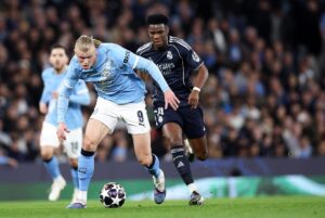 Erling Haaland, del Manchester City ante Aurelien Tchouameni, del Madrid, durante el partido de vuelta de octavos de la UEFA Champions League que han jugado Manchester City y Real Madrid en Manchester, Reino Unido. EFE/EPA/ADAM VAUGHAN