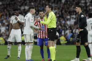 El árbitro Munuera Montero (2-d) conversa con el centrocampista del Real Madrid Fede Valverde (2-i), durante el partido de la jornada 29 en el estadio Santiago Bernabéu. EFE/Juanjo Martín
