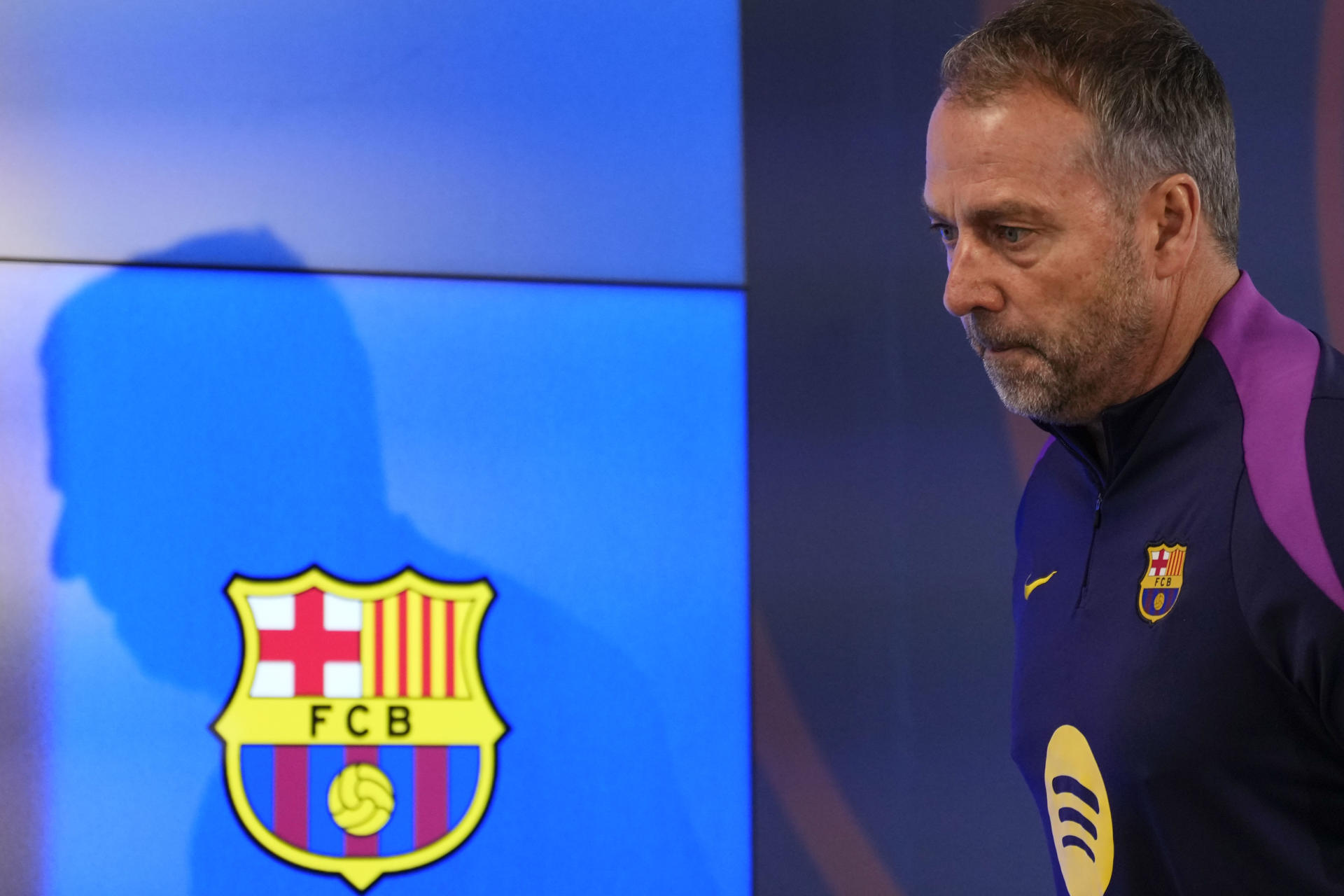 El entrenador del FC Barcelona, Hansi Flick, durante la rueda de prensa que ofreció en la previa del partido que disputaran ante el Sevilla correspondiente a la vigésima octava jornada de LaLiga EA Sports. EFE/ Enric Fontcuberta 