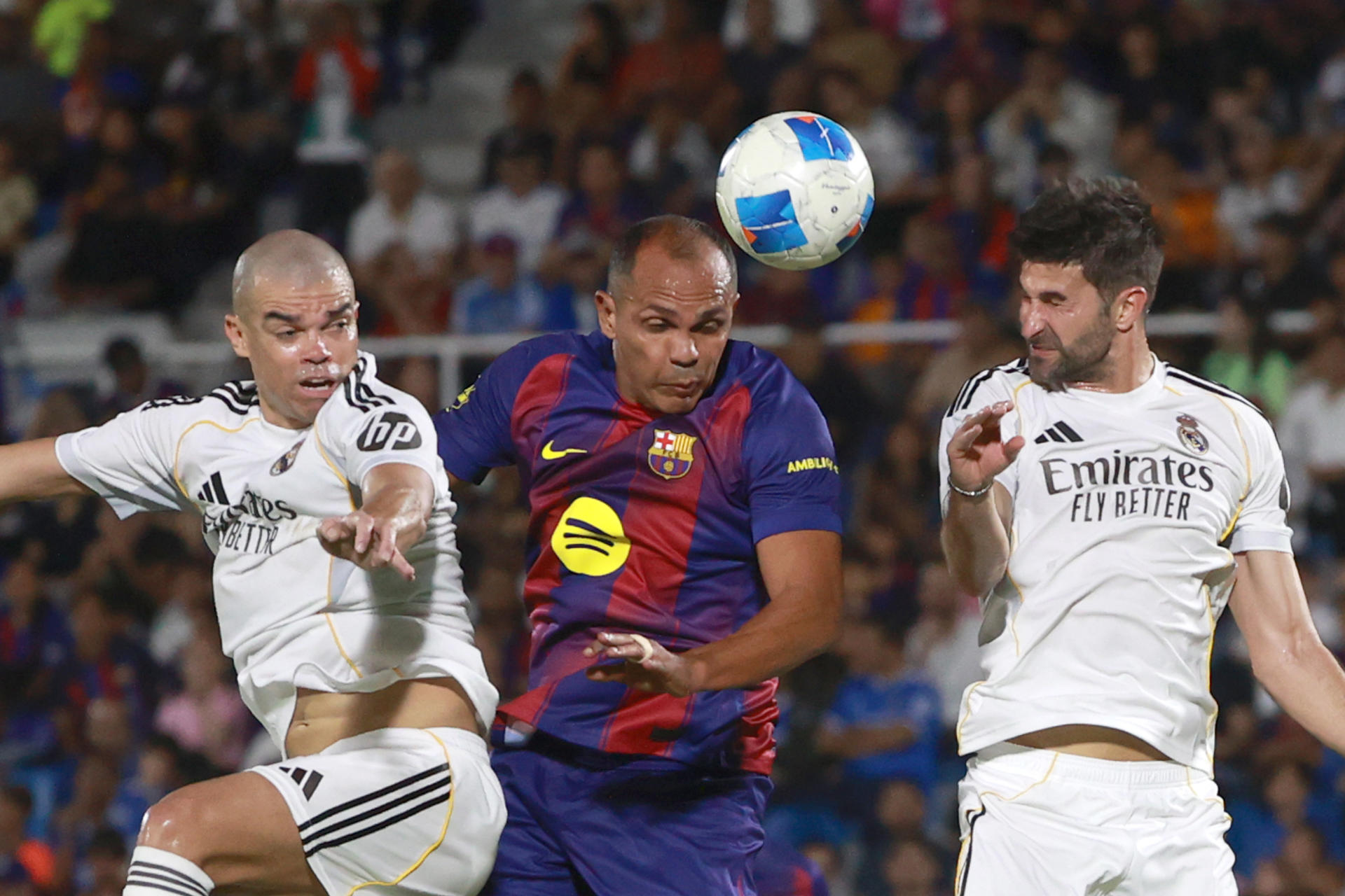 Leyendas del Real Madrid y del Barça empataron en Santo Domingo e hicieron vibrar al público