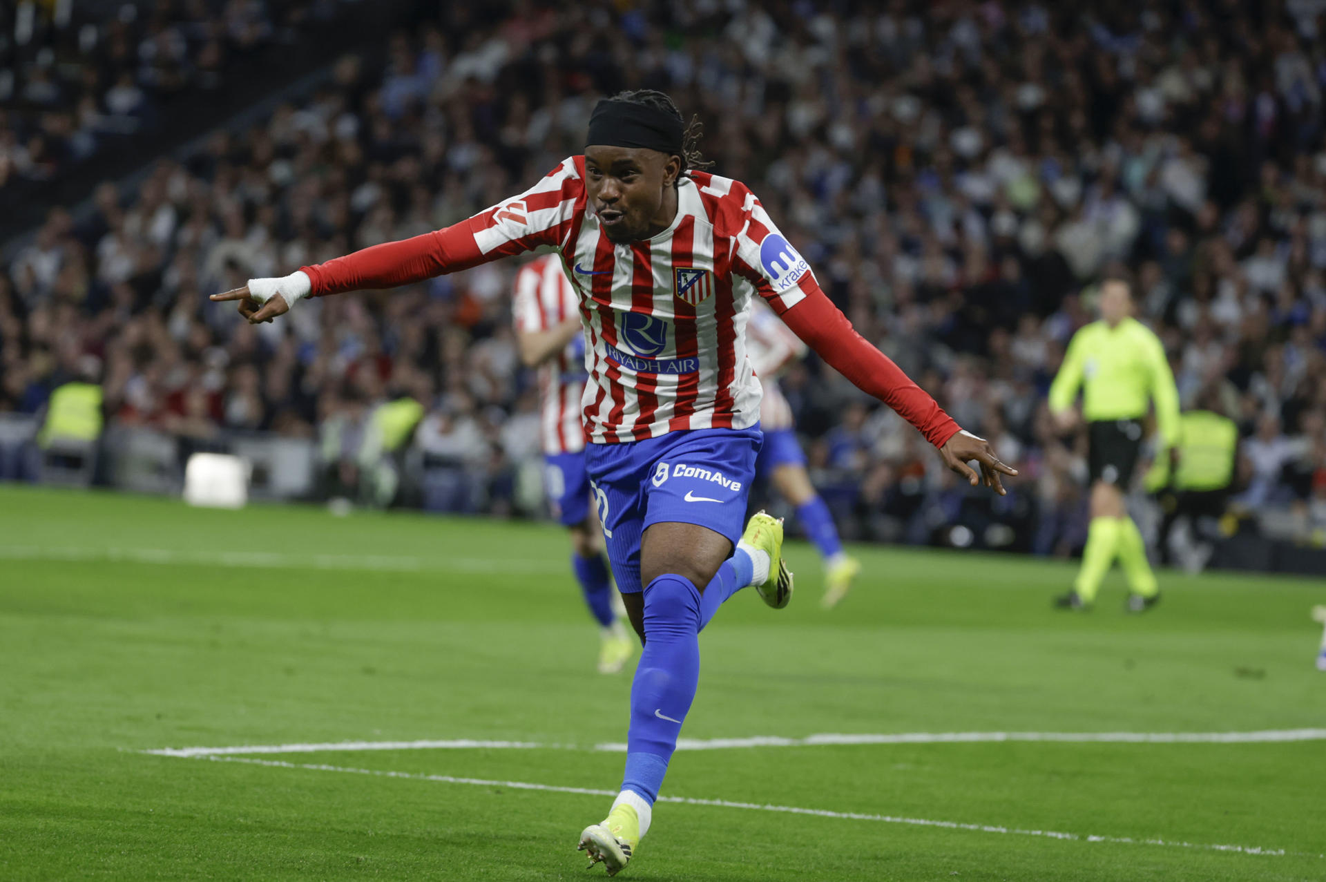 El jugador del Atlético de Madrid Ademola Lookman celebra su gol contra el Real Madrid, durante el partido de la jornada 29 de LaLiga entre el Real Madrid y el Atlético de Madrid, este domingo en el estadio Santiago Bernabéu.-EFE/ Juanjo Martín