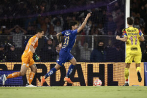 Robert Morales (c) de Pumas celebra el gol que ha tumbado a América este sábado, durante un partido jugado en el Estadio Olímpico Universitario de Ciudad de México. EFE/José Méndez