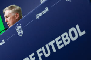 El seleccionador de Brasil, Carlo Ancelotti, admitió hoy en Río de Janeiro que no cuenta con muchas alternativas en la mitad de la cacha y las bandas. EFE/ Antonio Lacerda