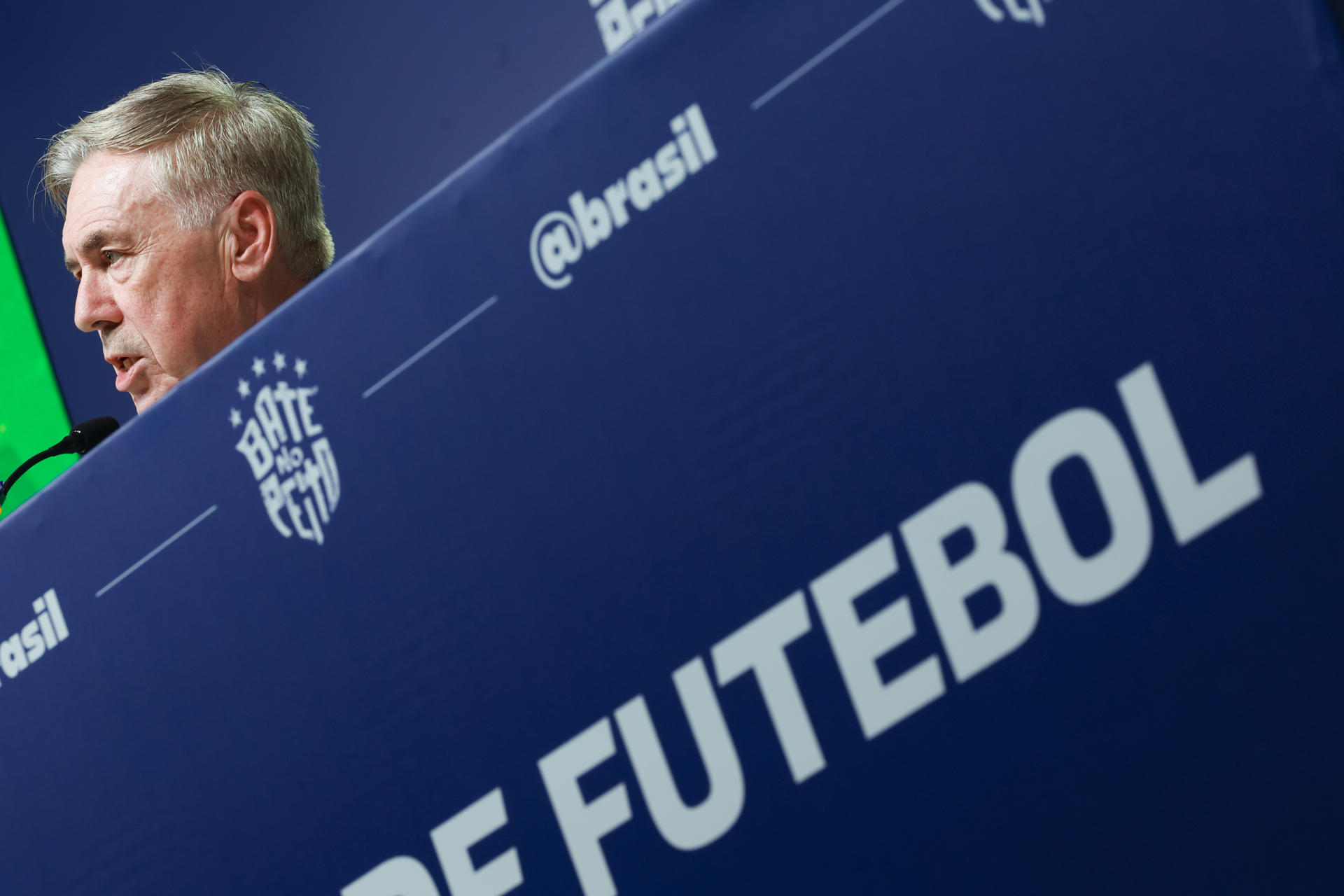 Brasil tiene pocas opciones en el centro del campo y en los laterales, admite Ancelotti