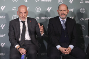 El presidente de LaLiga, Javier Tebas (i), y el presidente de la RFEF, Rafael Louzán, participan este lunes en la Ciudad del Fútbol (Las Rozas, Madrid) en la firma del primer convenio colectivo para la actividad del arbitraje en el fútbol profesional masculino. EFE/ Kiko Huesca