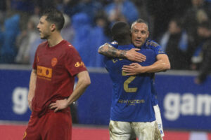 Santi Cazorla (d) y Eric Bailly del Oviedo se abrazan tan vencer al Valencia en el encuentro correspondiente a la jornada 28 de LaLiga EA Sports que disputaron Real Oviedo y Valencia CF en el estadio Carlos Tartiere de Oviedo. EFE/ Eloy Alonso