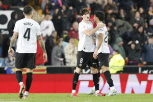 El centrocampista del Valencia Javi Guerra (c) celebra el primer gol de su equipo durante el partido de LaLiga entre el Valencia y del Deportivo Alavés, este domingo en el estadio de Mestalla. EFE/ Ana Escobar