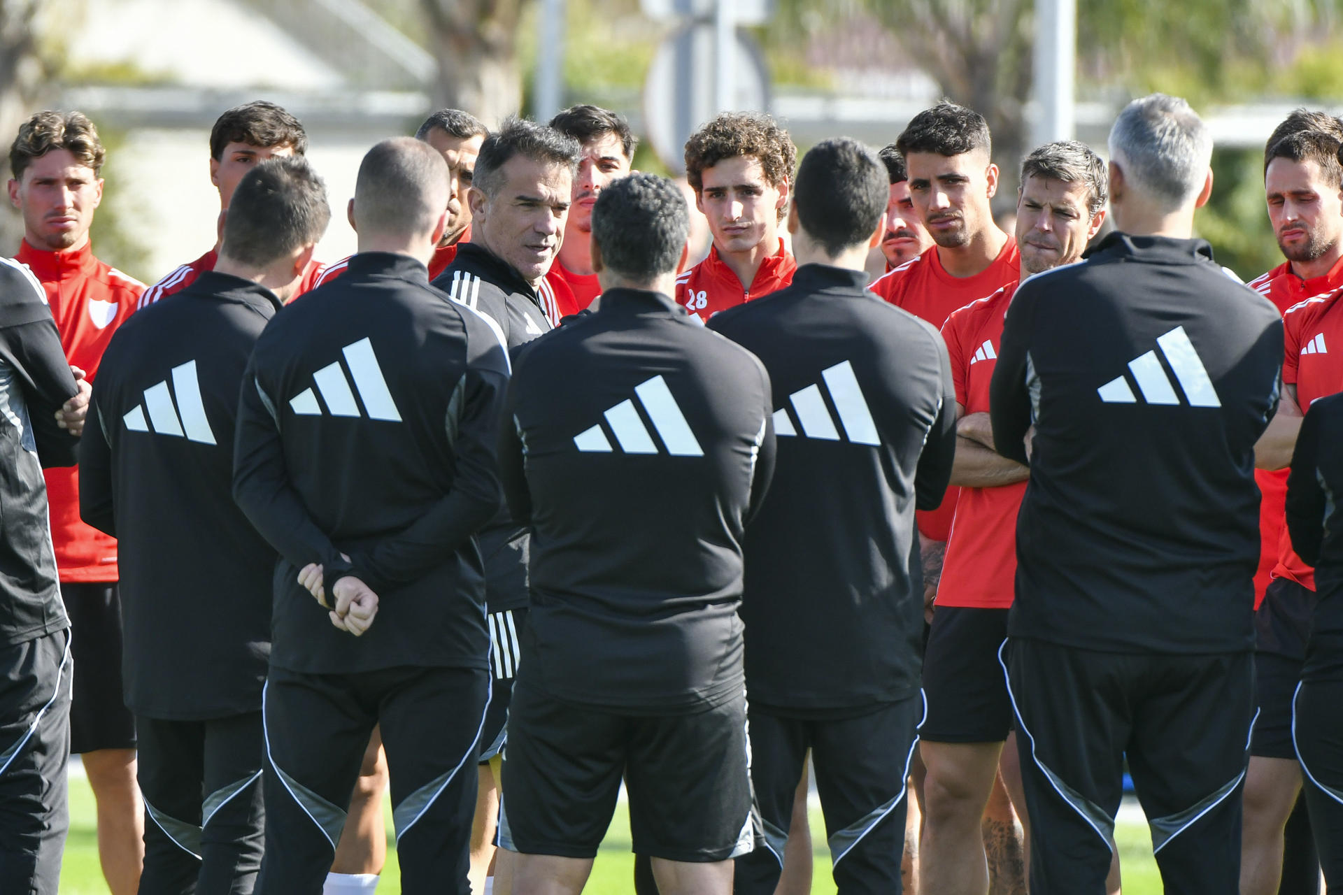 El nuevo técnico del Sevilla, Luis García Plaza (c), ha conocido a sus jugadores y entrenado este miércoles por vez primera en la ciudad deportiva sevillista.EFE/ Raúl Caro