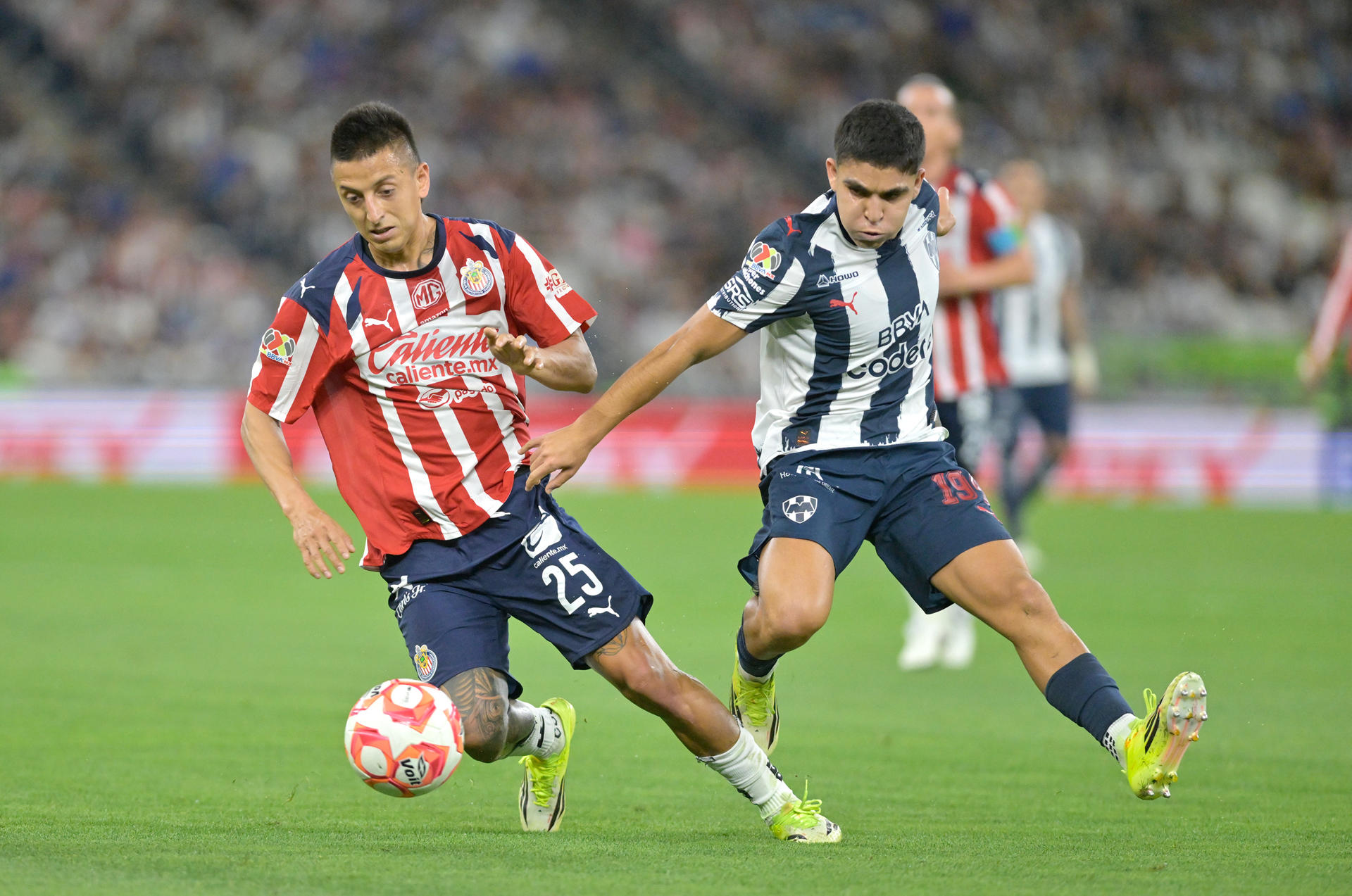 Cristian Reyes (d) de Monterrey disputa el balón con Roberto Alvarado de Guadalajara este sábado durante el partido que las Chivas ganaron a domicilio por 2-3 en la ciudad de Guadalupe. EFE/Miguel Sierra
