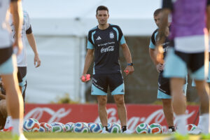 alt ¡ALARMA CONTROLADA! argentinos Martínez, Tagliafico y Paredes marcan el pulso de Scaloni ante Argelia