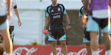 alt ¡ALARMA CONTROLADA! argentinos Martínez, Tagliafico y Paredes marcan el pulso de Scaloni ante Argelia