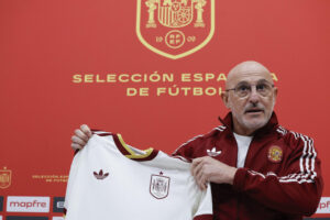 Luis de la Fuente, seleccionador español, durante la rueda de prensa en la que ha dado a conocer la lista de convocados para los amistosos de marzo ante Serbia y Egipto. EFE/ Zipi Aragon