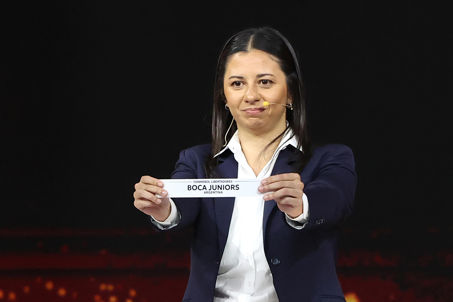 La gerenta de Competiciones de Conmebol, Luciana Antunes, muestra el nombre del equipo de fútbol Boca Juniors durante el sorteo de la fase de grupos de la Copa Libertadores 2026 este jueves, en Luque (Paraguay). EFE/ Juan Pablo Pino

