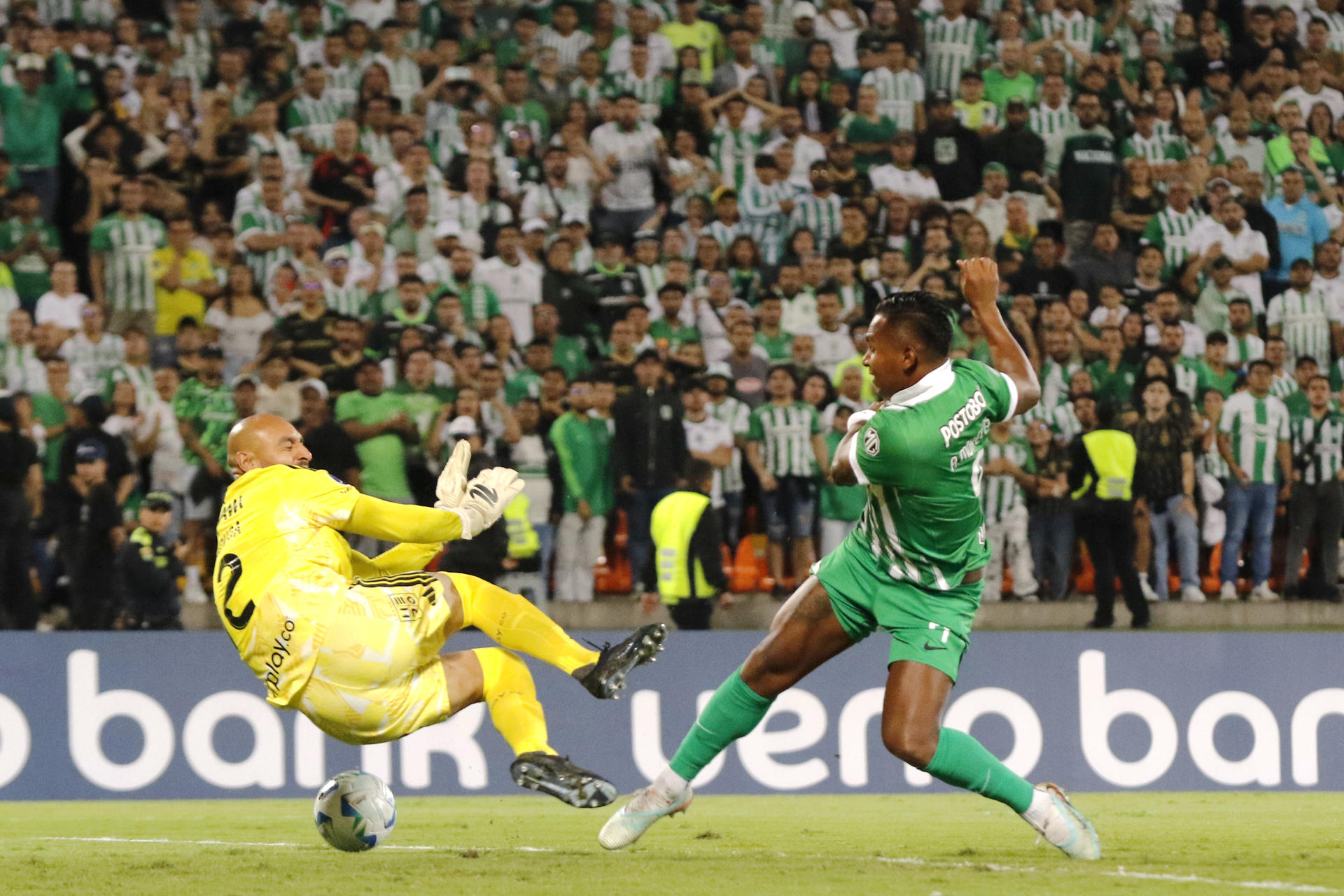 Alfredo Morelos (d), de Nacional, se perfila para rematar el balón frente a Diego Novoa, de Millonarios, durante un partido de la primera fase de la Copa Sudamericana entre Atlético Nacional y Millonarios en el estadio Atanasio Girardot en Medellín (Colombia). EFE/STR
