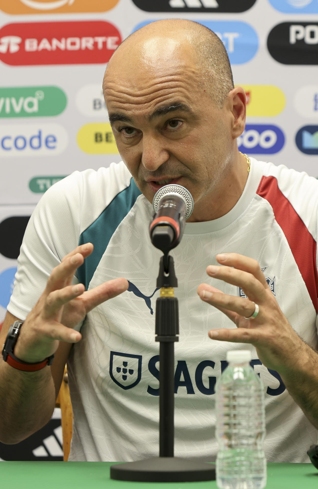 El director técnico de la Selección de Fútbol de Portugal, Roberto Martínez, habla durante en una rueda de prensa este viernes, en el balneario de Cancún (México). EFE/Alonso Cupul