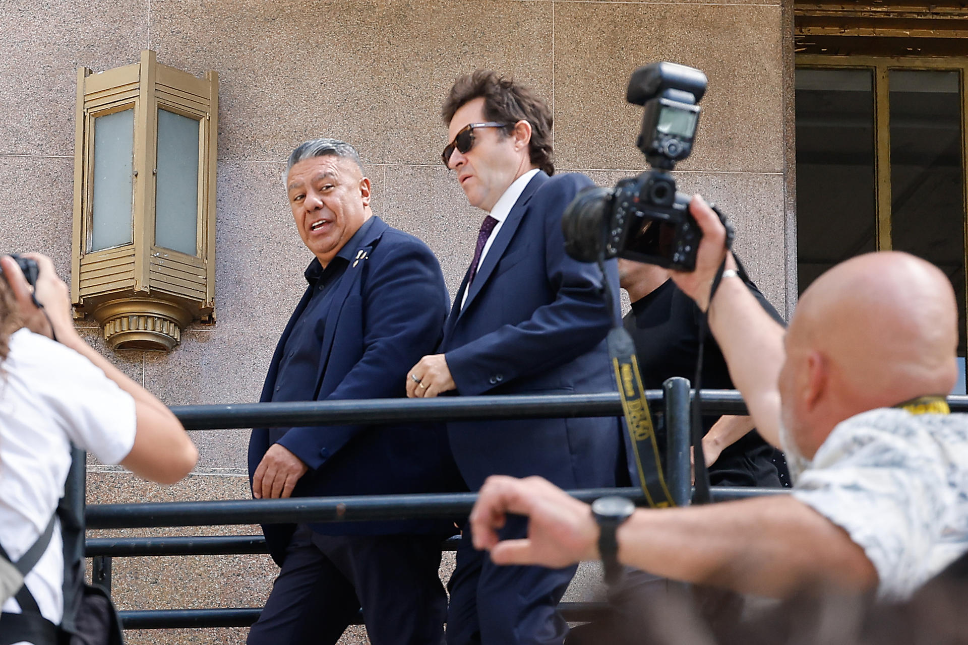 El presidente de la Asociación de Fútbol de Argentina (AFA), Claudio 'Chiqui' Tapia (i), sale después de presentar una declaración indagatoria en Buenos Aires. EFE/Juan Ignacio Roncoroni 