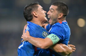 Eric Lira (d) y Gabriel Fernández de Cruz Azul celebran un gol este martes, en el partido de ida de octavos de final de la Copa de Campeones de CONCACAF en el estadio BBVA, Guadalupe (México). EFE/Miguel Sierra
