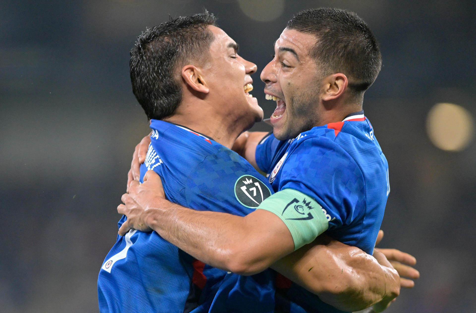 Eric Lira (d) y Gabriel Fernández de Cruz Azul celebran un gol este martes, en el partido de ida de octavos de final de la Copa de Campeones de CONCACAF en el estadio BBVA, Guadalupe (México). EFE/Miguel Sierra 