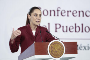 La presidenta de México, Claudia Sheinbaum, habla durante una rueda de prensa este martes, en el Palacio Nacional de la Ciudad de México (México). EFE/ José Méndez