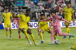 Lionel Messi (d), de Inter Miami, domina el balón ante la marca de Jeisson Palacios (i) y Patrick Yazbek, del Nashville, en un partido de octavos de final de la Copa de Campeones Concacaf en el estadio Chase en Fort Lauderdale. EFE/Alberto Boal