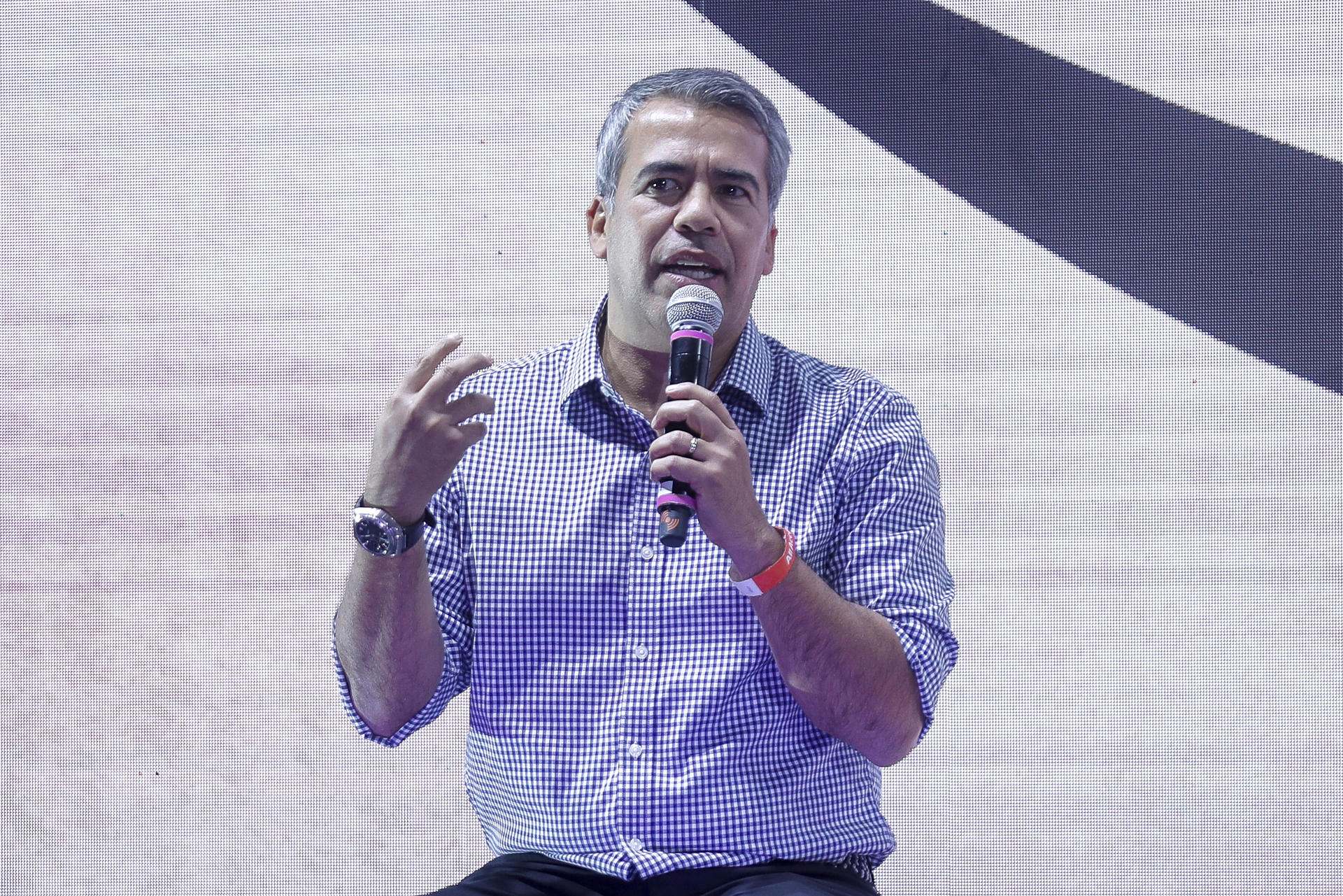 El ex futbolista mexicano, Pavel Pardo, habla durante una rueda de prensa este martes, en Ciudad de México (México). EFE/ Isaac Esquivel