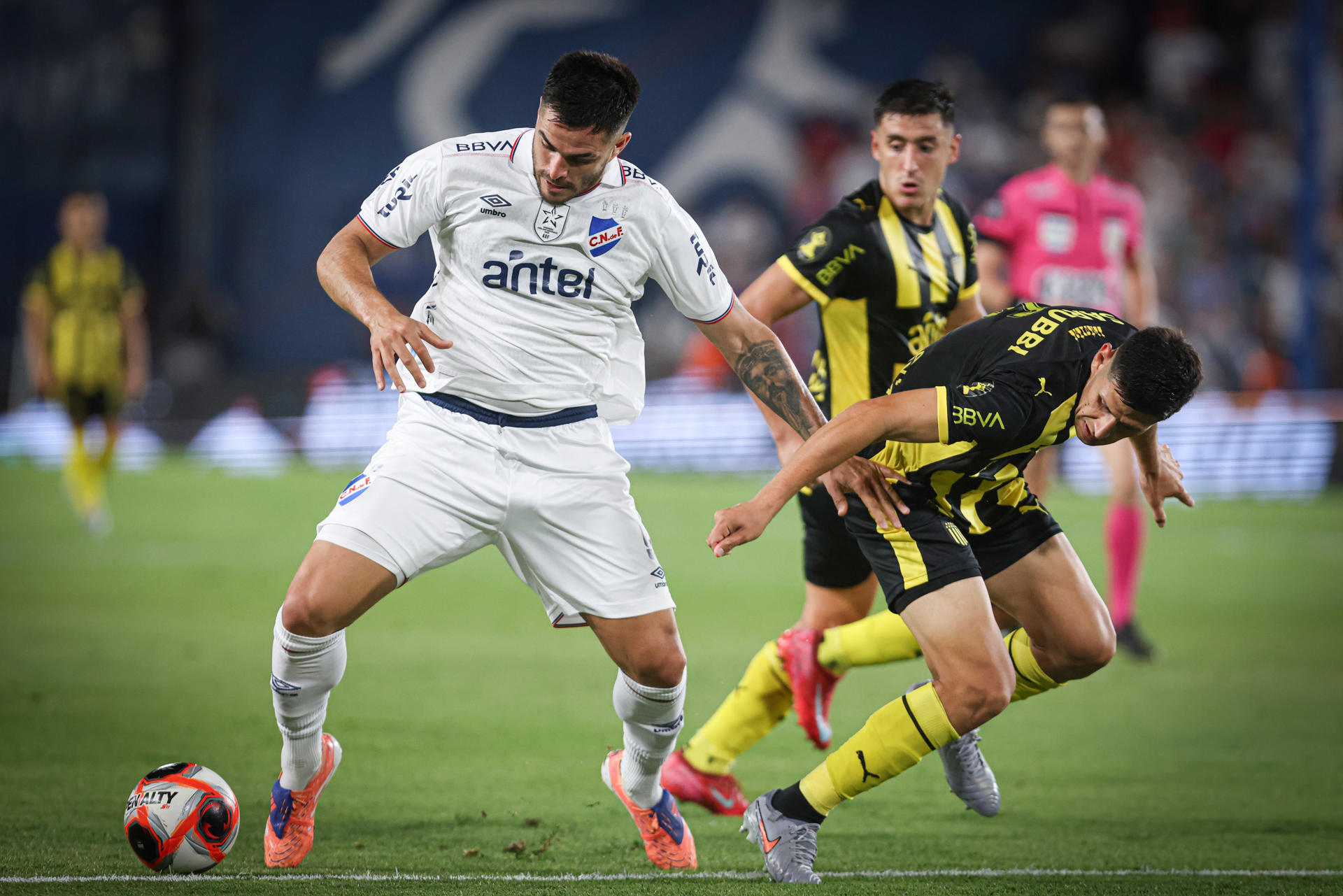 Maximiliano Gómez (i), de Nacional, disputa el balón con Lucas Ferreira, de Peñarol, en un partido de la Primera División de Uruguay entre Nacional y Peñarol en el estadio Gran Parque Central, en Montevideo (Uruguay). EFE/Gastón Britos