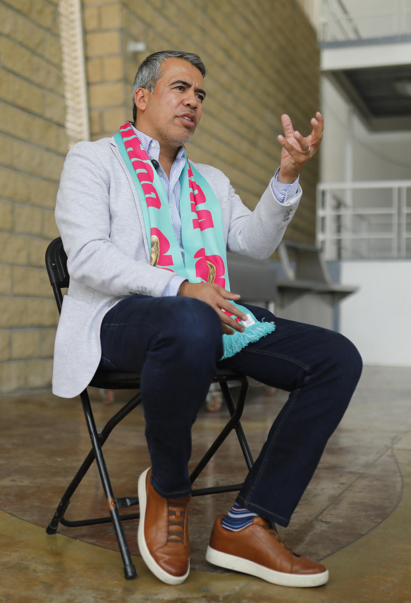 El exfutbolista mexicano y embajador para el mundial de la FIFA 2026, Pavel Pardo, habla durante una entrevista con EFE este martes, en Guadalajara (México). EFE/ Francisco Guasco 