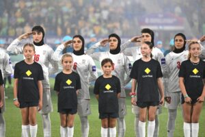 Jugadoras de la selección iranía de fútbol cantan el himno durante un partido el jueves en la Copa de Asia.
EFE/EPA/DAVE HUNT AUSTRALIA AND NEW ZEALAND OUT