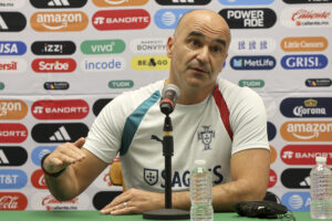 El director técnico de la Selección de Fútbol de Portugal, Roberto Martínez, habla durante en una rueda de prensa este viernes, en el balneario de Cancún (México). EFE/Alonso Cupul