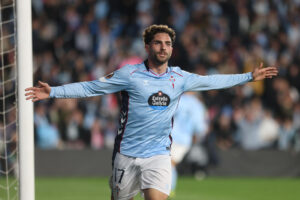 El defensa del Celta Javi Rueda celebra tras anotar el primer gol durante el partido de ida de los octavos de final de la Liga Europaante el Lyon este jueves en el estadio de Balaídos, en Vigo. EFE/Salvador Sas
