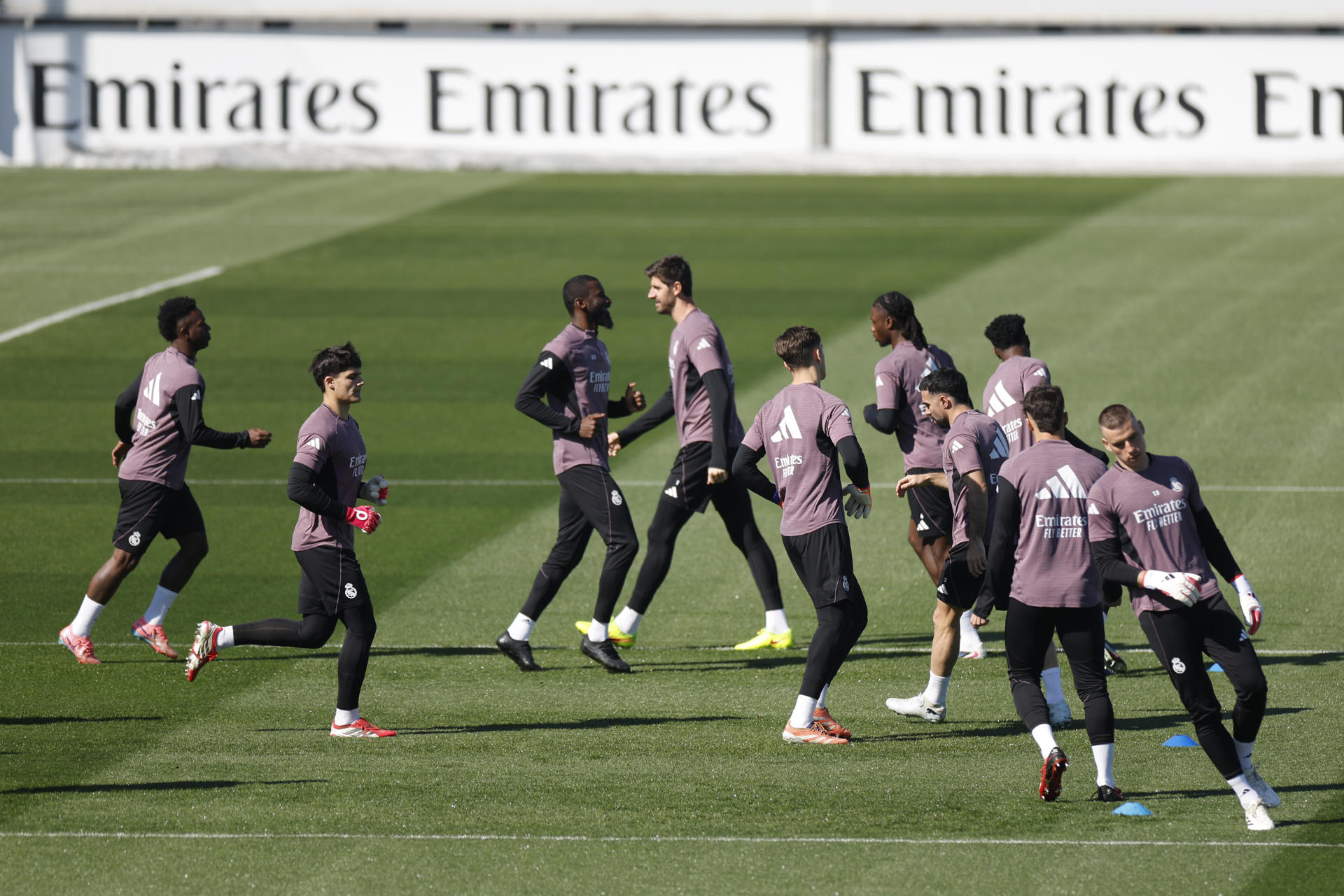 Los jugadores del Real Madrid durante el entrenamiento este viernes en Valdebebas, preparatorio del partido de LaLiga que disputa mañana sábado frente al Elche.-EFE/ Javier Lizón 