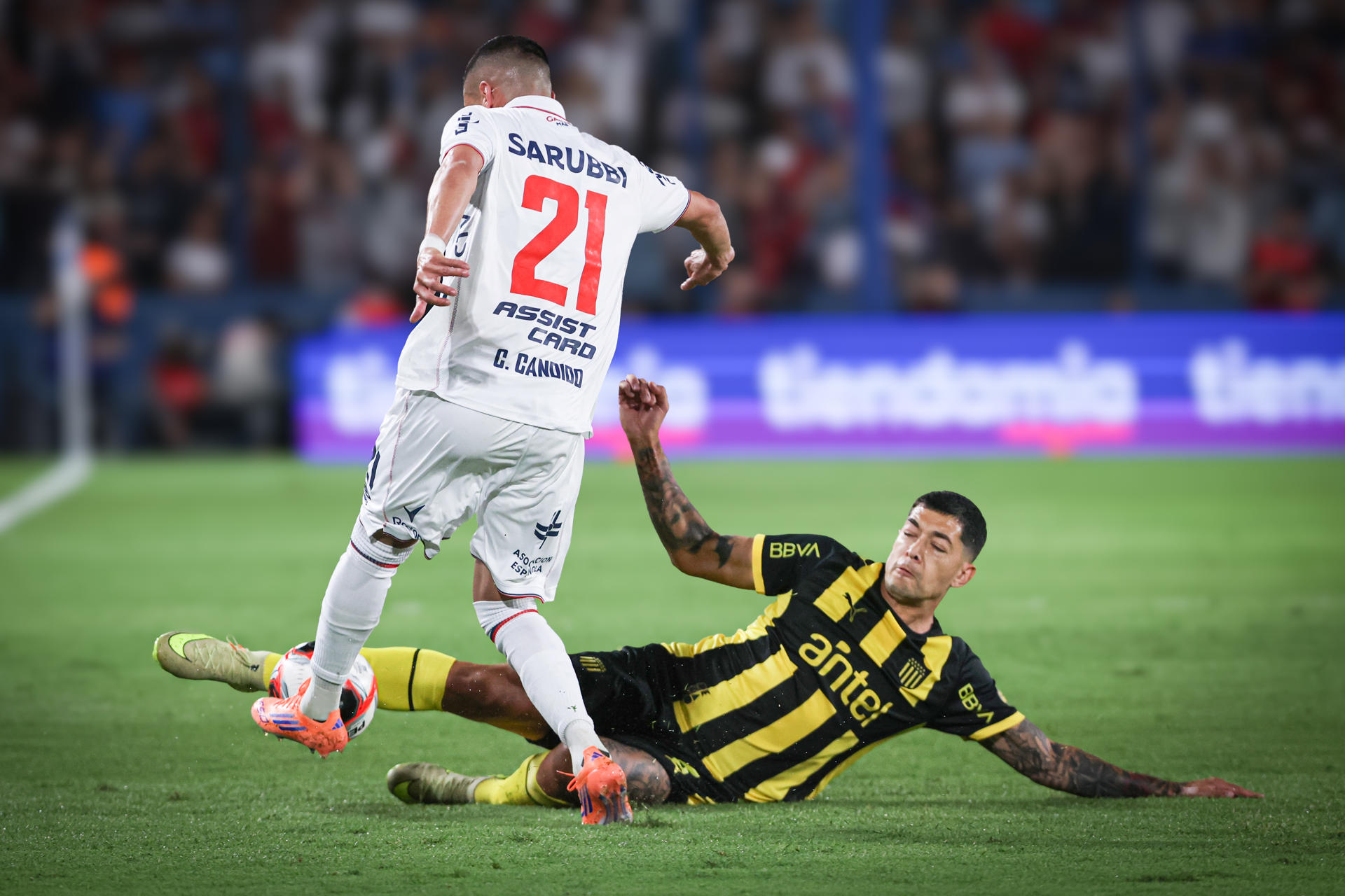 Camilo Cándido (i), de Nacional, disputa el balón con Franco Escobar, de Peñarol, en un partido de la Primera División de Uruguay entre Nacional y Peñarol en el estadio Gran Parque Central, en Montevideo (Uruguay). EFE/Gastón Britos