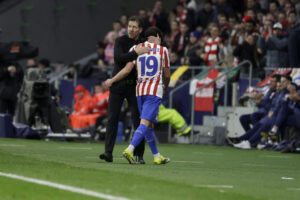 El delantero argentino del Atlético de Madrid Julián Álvarez abandona el terreno de juego tras su cambio por Nico González, durante el encuentro de ida de los octavos de final de la Liga de Campeones que Atlético de Madrid y Tottenham Hotspur disputaron en el estadio Metropolitano, en Madrid. EFE/Juanjo Martín