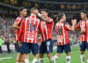Jugadores de Guadalajara celebran este sábado la victoria por 2-3 en la cancha del Monterrey, el estadio BBVA de la ciudad de Guadalupe. EFE/Miguel Sierra