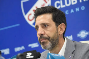 El uruguayo Jorge Bava habla en una rueda de prensa este lunes en Montevideo al ser presentado como nuevo técnico de Nacional. EFE/ STR