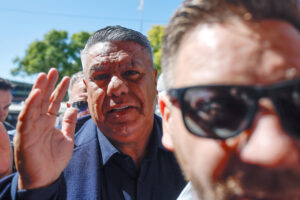 Fotografía del 12 de marzo de 2026 del presidente de la Asociación de Fútbol de Argentina (AFA), Claudio 'Chiqui' Tapia, llegando a una indagatoria en Buenos Aires (Argentina). EFE/Juan Ignacio Roncoroni