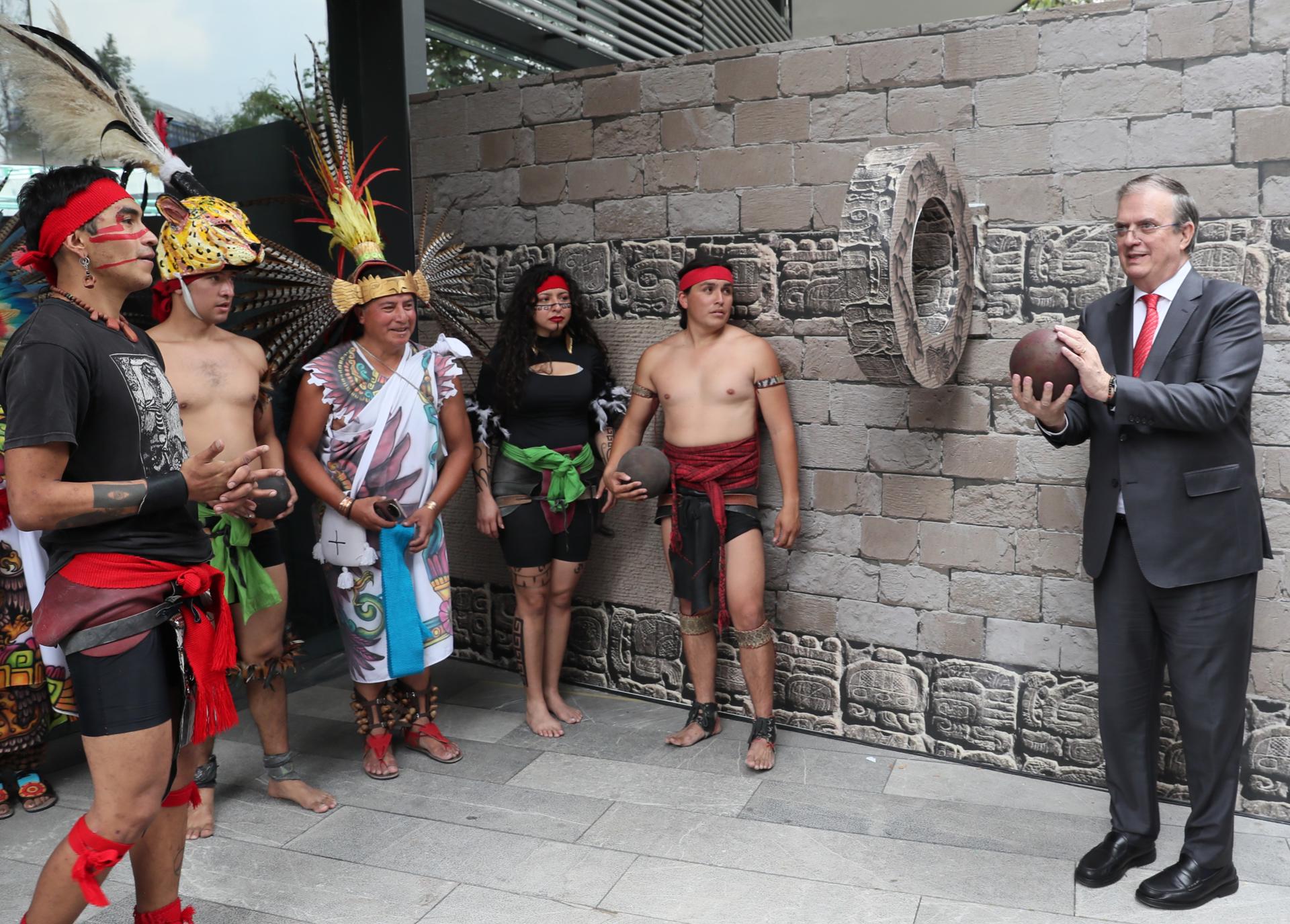 El secretario de Economía de México, Marcelo Ebrard (d), participa en el lanzamiento de la campaña Lo hecho en México siempre gana este martes, en el Papalote Museo del Niño en Ciudad de México (México). Ebrad afirmó que el Mundial más visto de la historia dará al país la oportunidad de presentarse ante el mundo como una civilización de larga trayectoria, abierta, hospitalaria y capaz de competir con base en su talento productivo. EFE/ Mario Guzmán