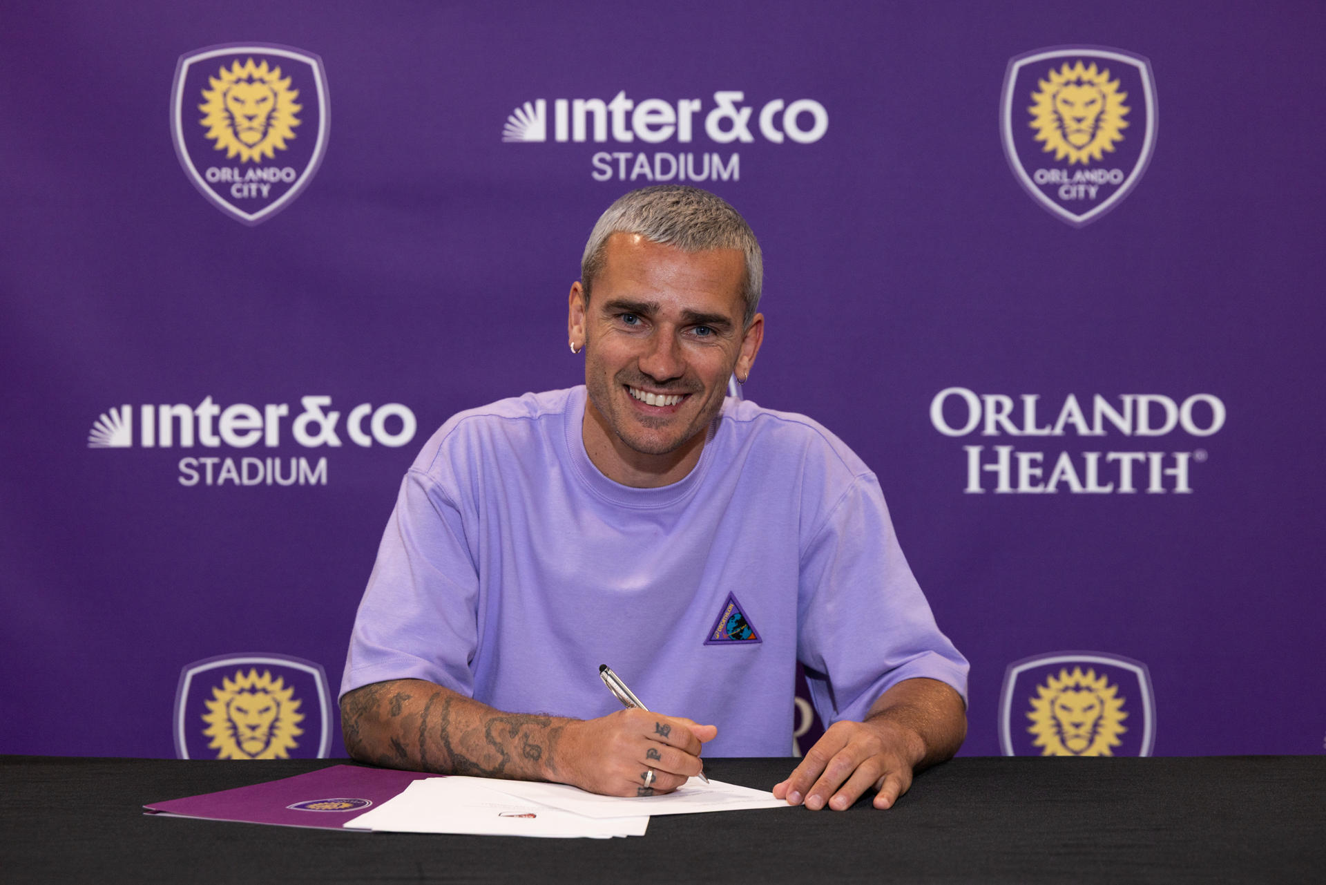 Fotografía cedida por el Orlando City SC con la firma del contrato de Griezmann con el club estadounidense. EFE/Mark Thor/Orlando City SC. 
