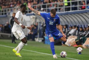 El internacional serbio Sergej Milinkovic-Savic (d), en acción contra el saudí Marwan Alsahafi (i), durante el partido amistoso que ambas selecciones disputaron este martes en Backa Topola (Serbia). EFE/ ANDREJ CUKIC