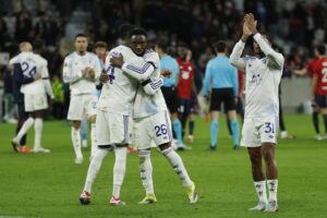 Los jugadores del Aston Villa celebran la victoria ante el Lille en la ida de octavos de la Liga Europa. EFE/EPA/MOHAMMED BADRA