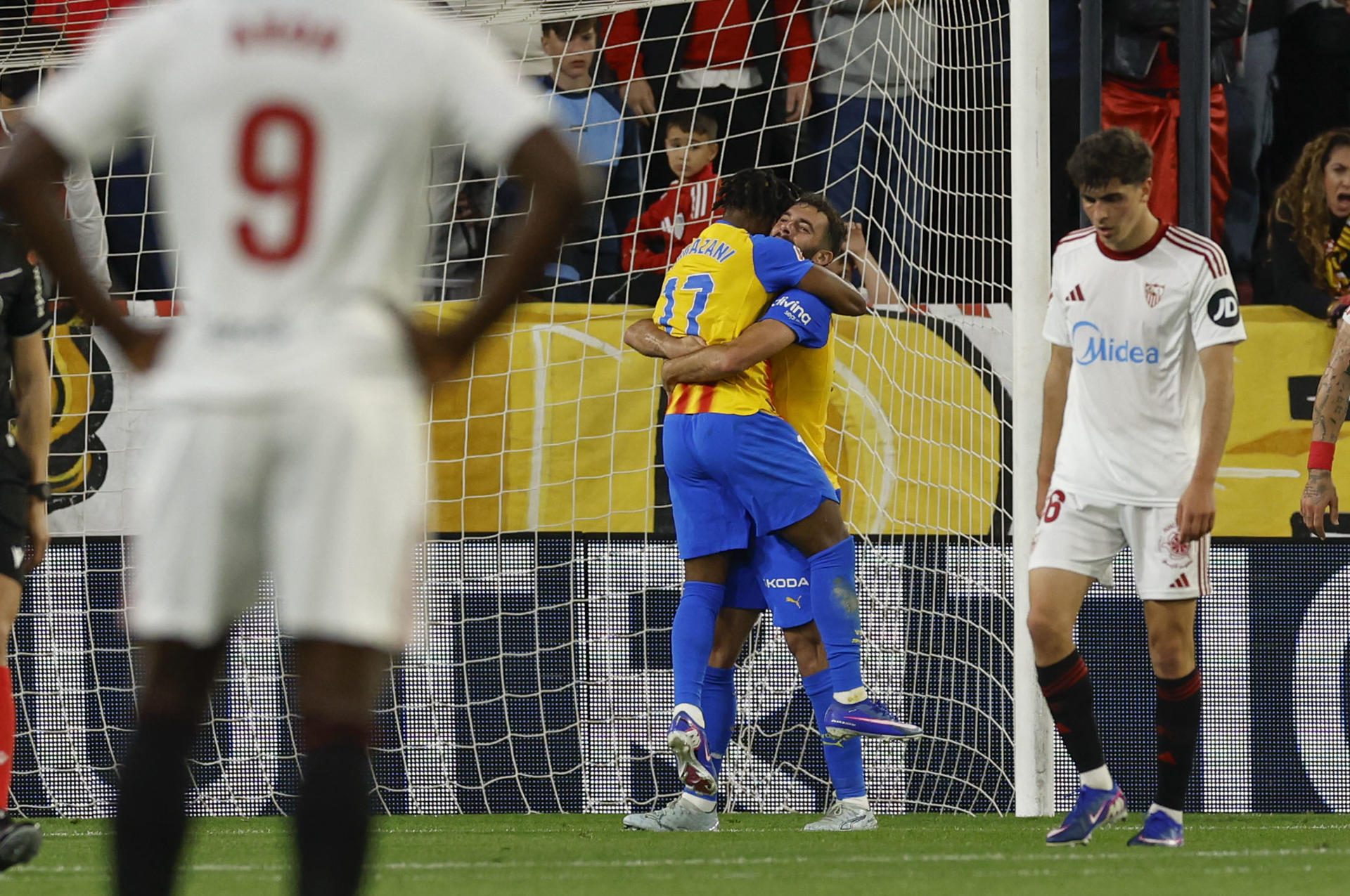 El centrocampista del Valencia Largie Ramazani, celebra su gol contra el Sevilla, durante el partido de la jornada 29 de LaLiga EA Sports entre Sevilla y Valencia, este sábado en el estadio Sánchez- Pizjuán en Sevilla.-EFE/ Julio Muñoz