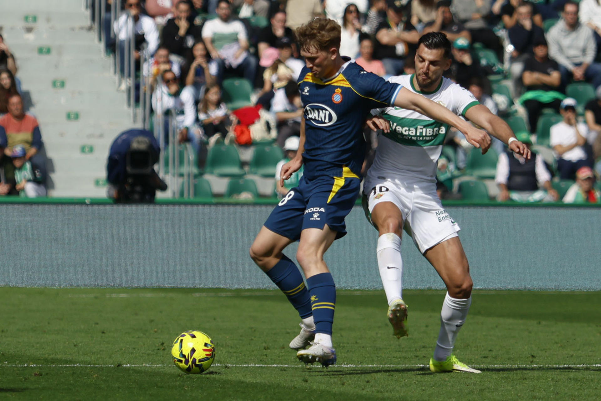 El defensa alemán del RCD Espanyol Clemens Riedel (i) y el delantero del Elche Rafa Mir (d) durante el partido de Liga disputado este domingo en el estadio Martínez Valero de Elche. EFE/Pablo Miranzo 