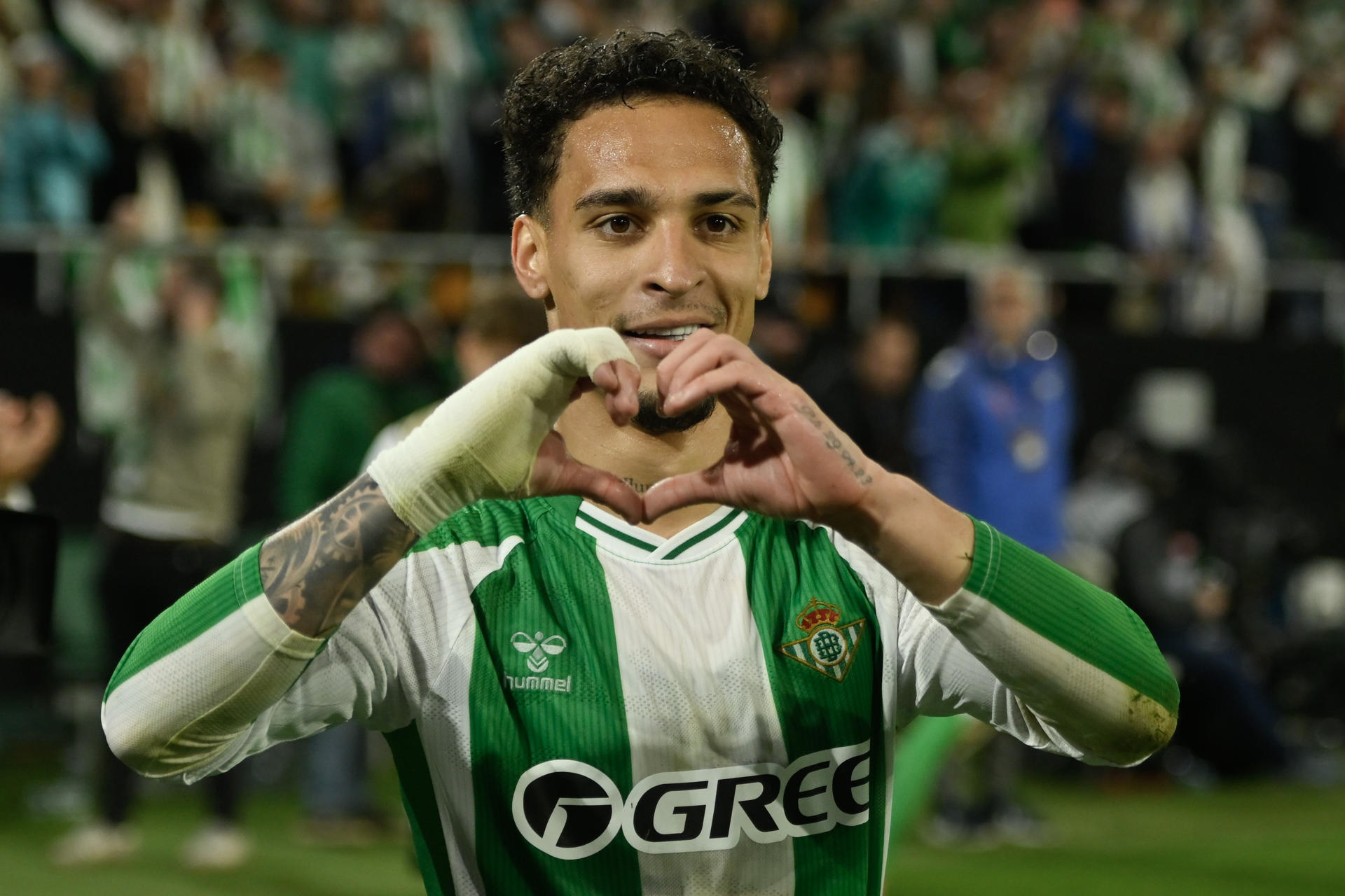 El delantero del Betis Antony dos Santos celebra tras marcar el 4-0, durante el partido de vuelta de los octavos de final de la Liga Europa que Real Betis y Panathinaikos FC juegan este jueves en el estadio de La Cartuja, en Sevilla. EFE/Raúl Caro
